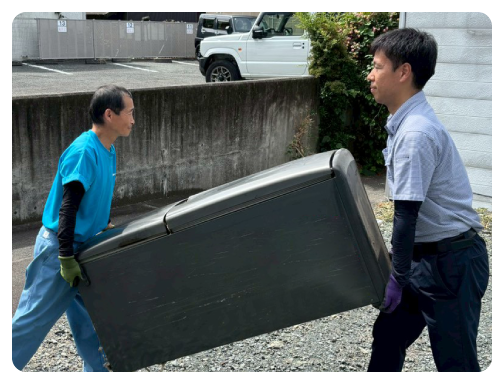 浜松市の現場で、粗大ゴミ（冷蔵庫、スチールラック、ソファ）を丁寧に搬出する株式会社三共のスタッフ。
