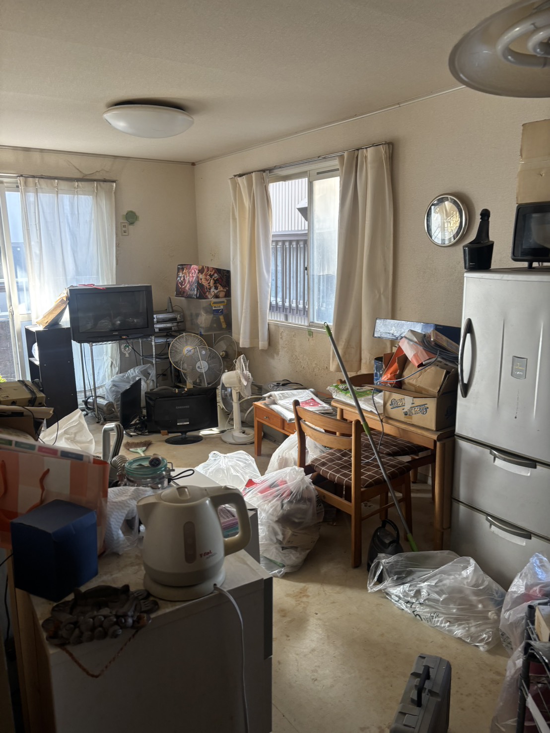 浜松市のアパートで行った断捨離のための不用品回収の清掃前の様子