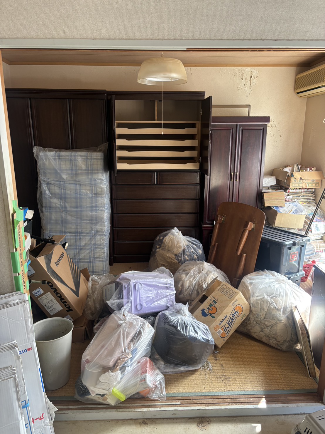 浜松市のアパートで行った断捨離のための不用品回収の清掃前の様子
