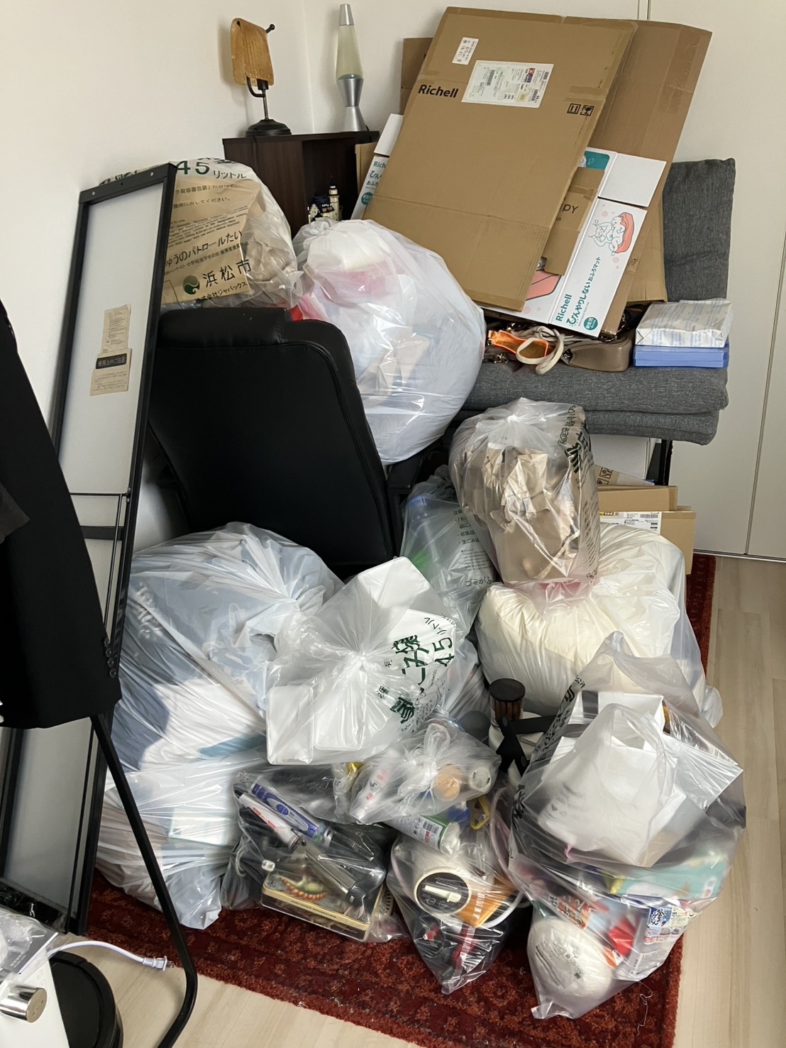 浜松市のアパートで行った断捨離のための不用品回収の清掃前の様子