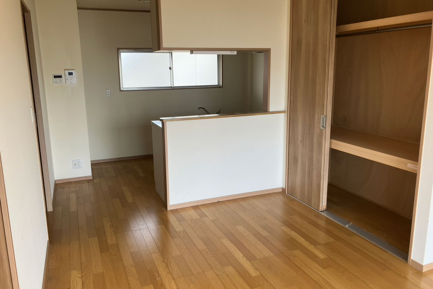 浜松市の戸建てで行った空き家片付けのための不用品回収後の部屋の様子