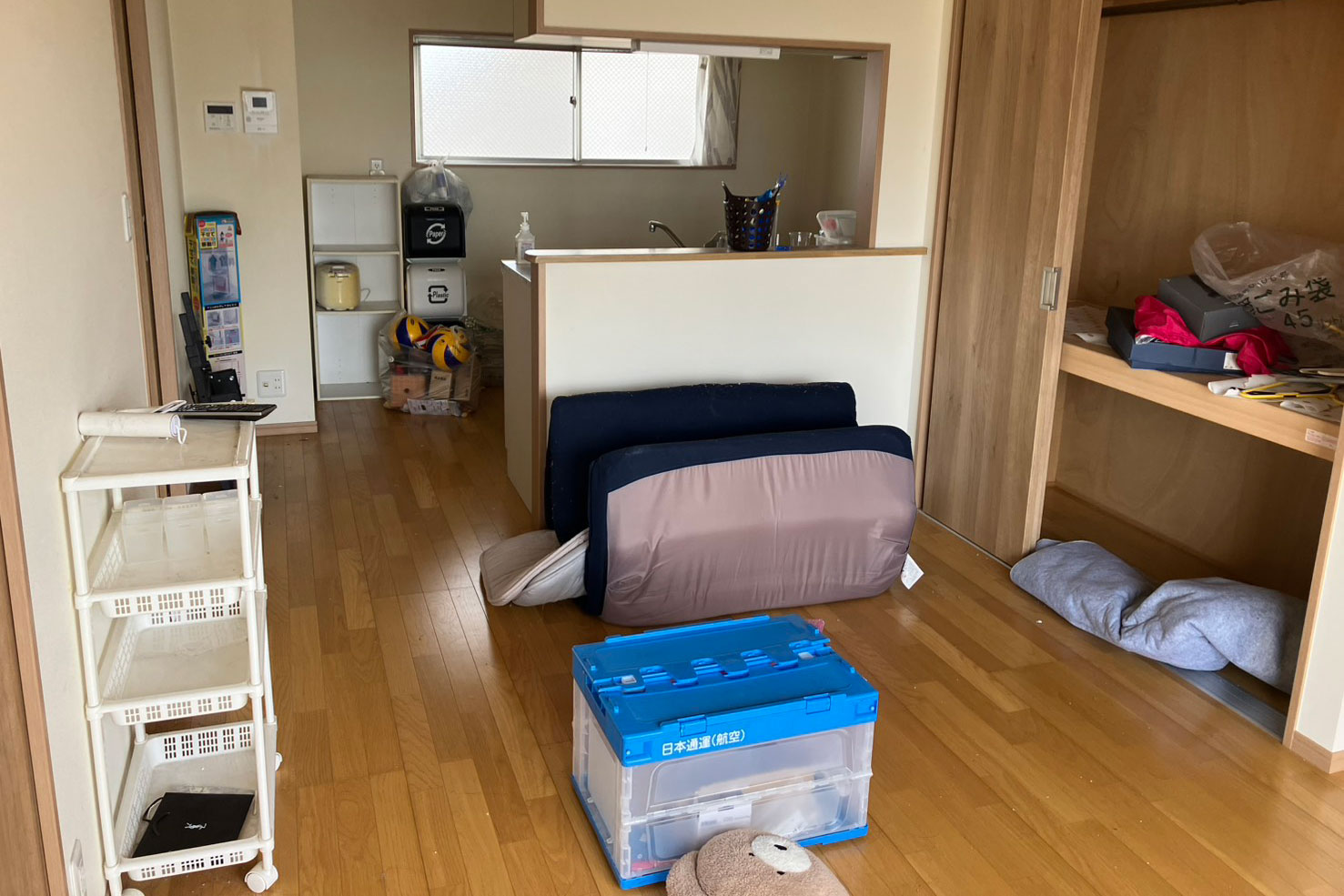 浜松市の戸建てで行った空き家片付けのための不用品回収前の部屋の様子